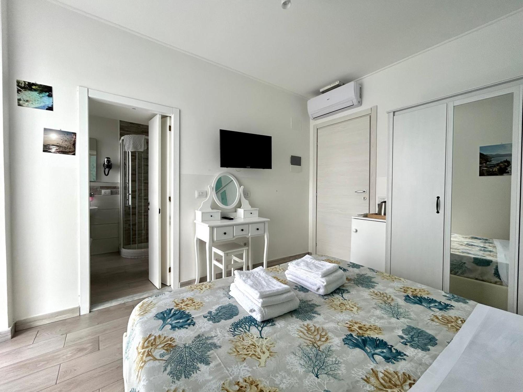 Fezzano / Portovenere Stilish Double Rooms With Sea View, Balcony Or Small Courtyard Exterior foto